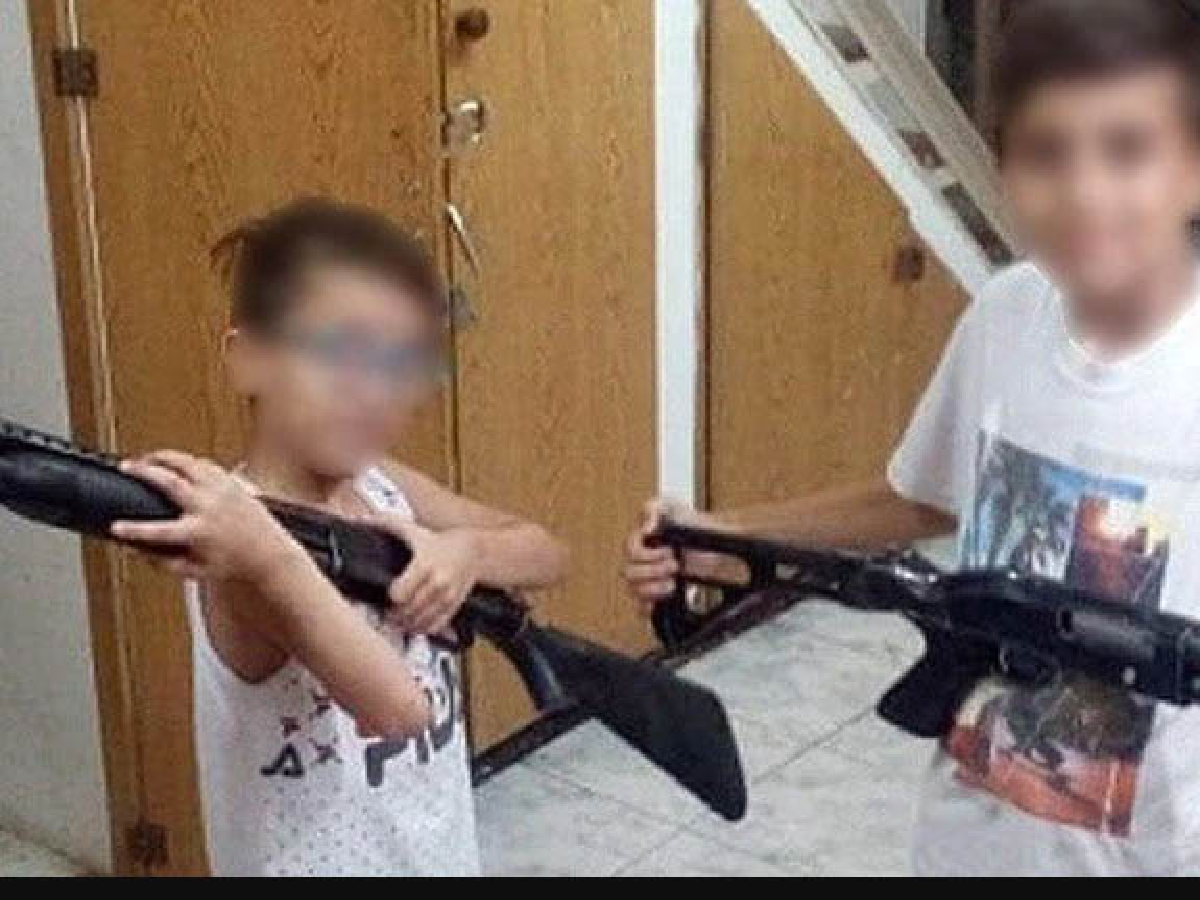 Separan de su cargo a un penitenciario que publicó fotos de sus hijos con ametralladoras en Facebook