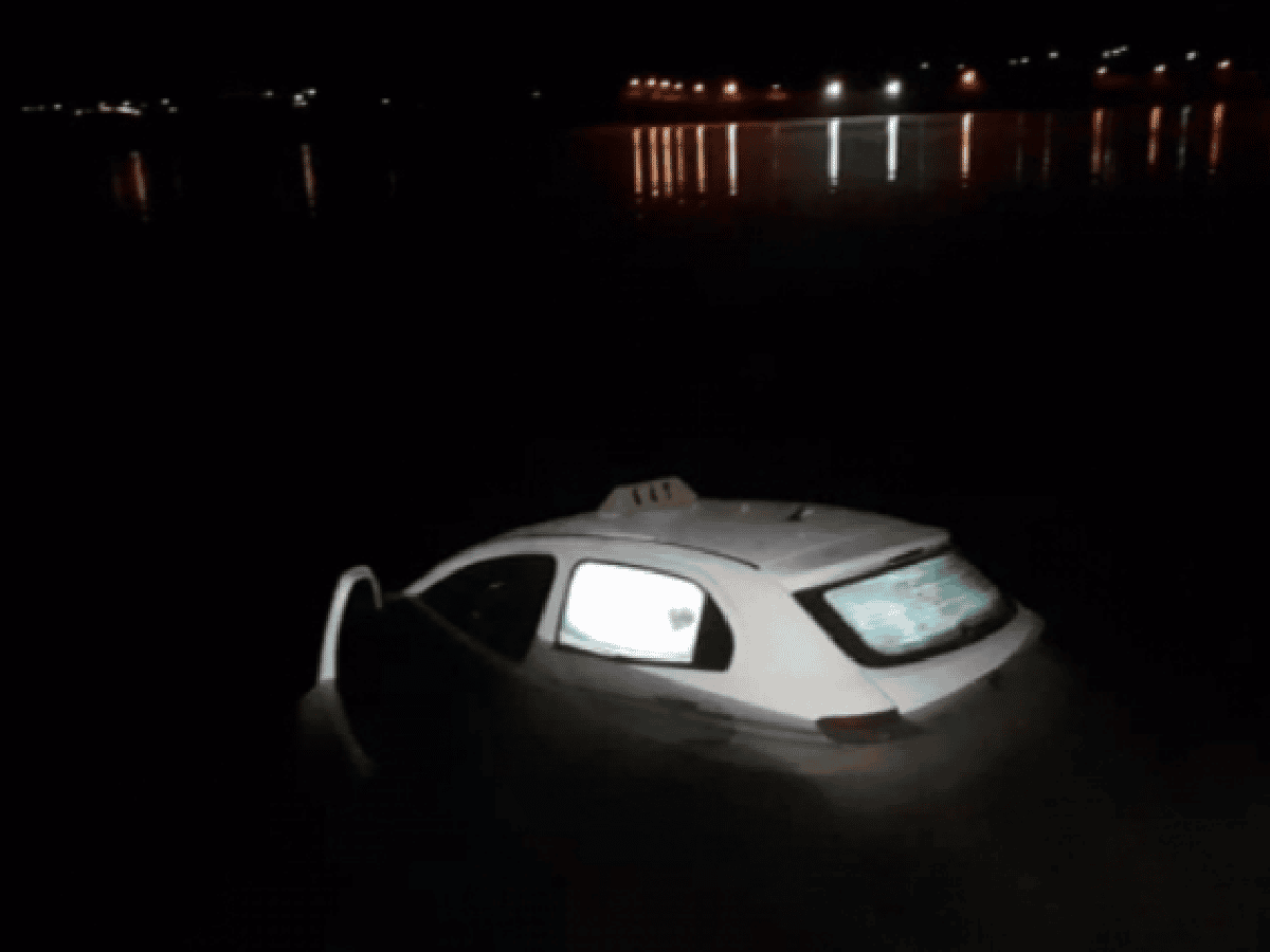Rescataron un auto que cayó al dique en Potrero de los Funes
