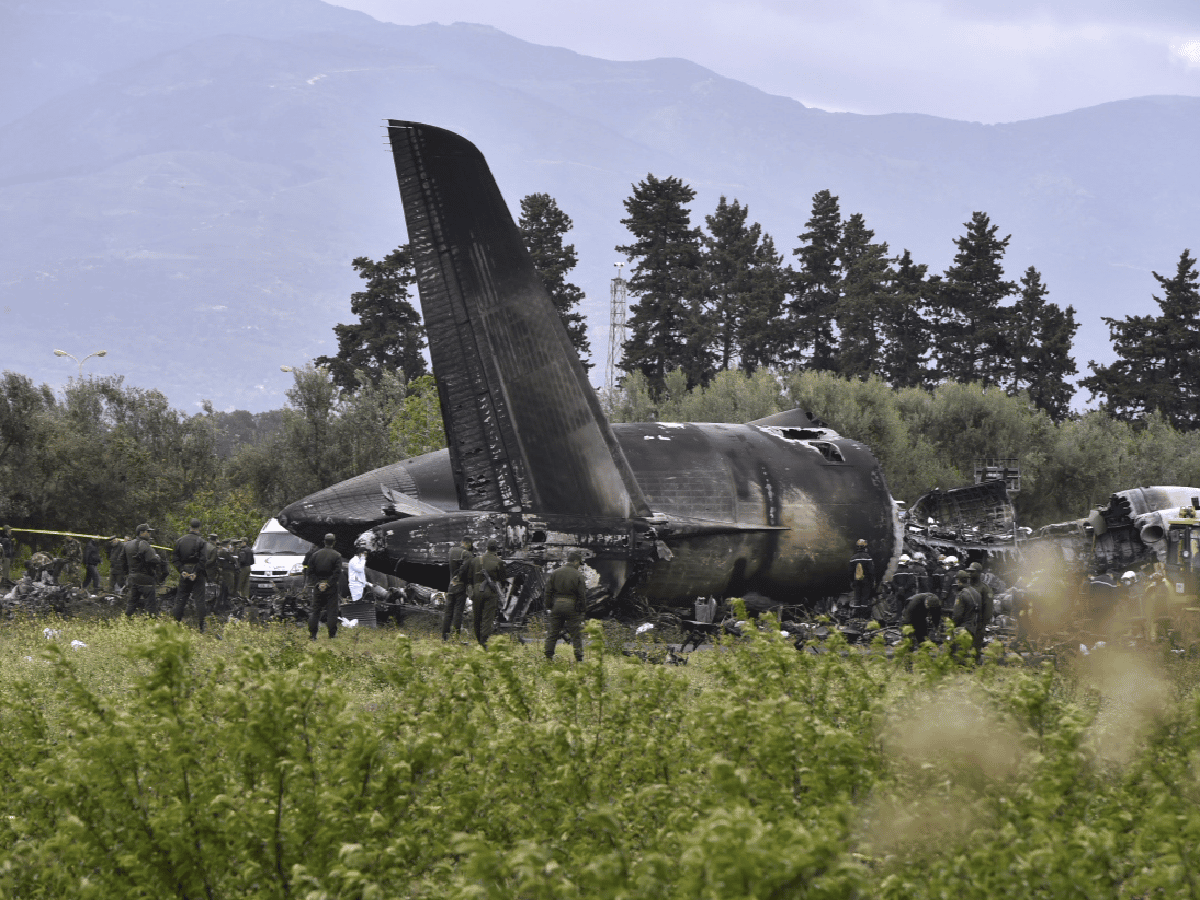Cayó un avión militar en Argelia: más de 250 muertos 