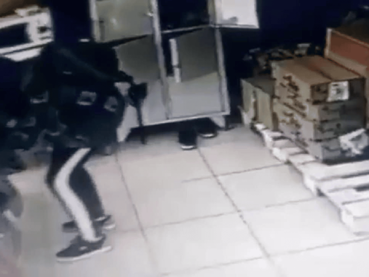 [VIDEO] Fue filmada mientras robaba en una heladería de la ciudad