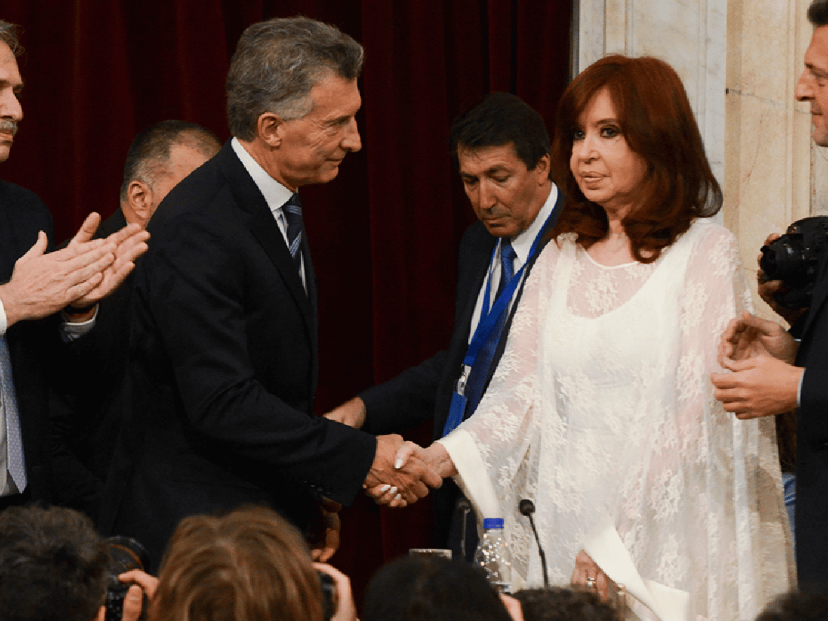 Cristina Kirchner admitió que no quería saludar a Macri en el traspaso de mando y habló de la "tilinguería argentina"