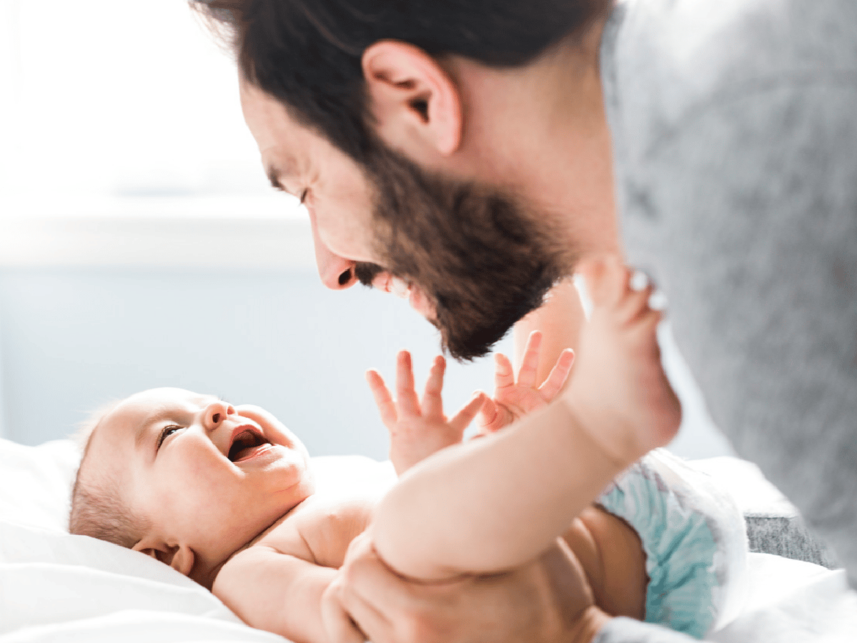 España extendió la licencia por paternidad para igualar a hombres y mujeres