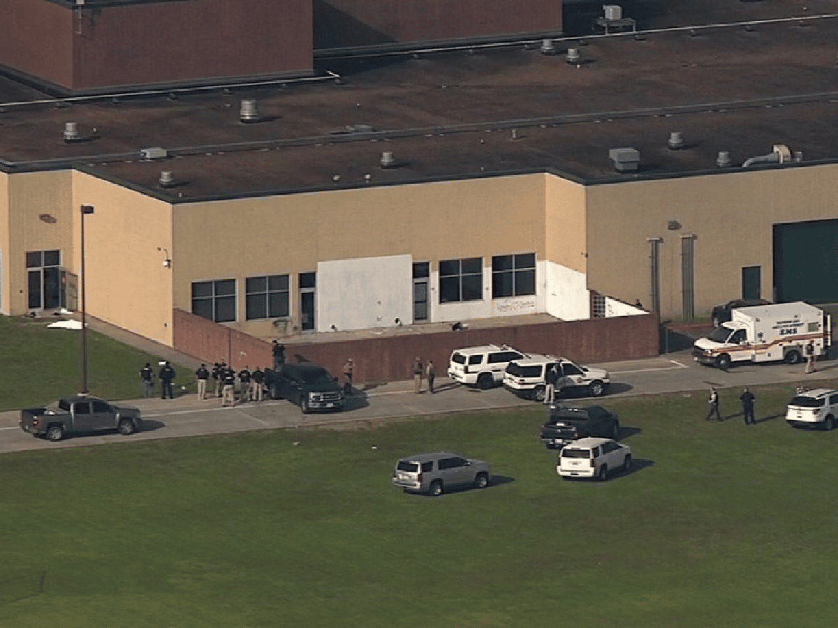 Detienen a una persona por un tiroteo en una escuela secundaria en Texas
