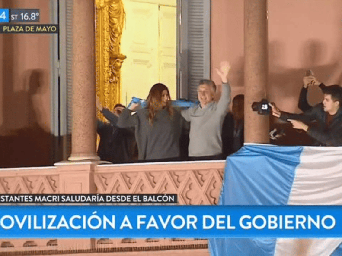 [Video] Macri saludó desde el balcón de la Casa Rosada
