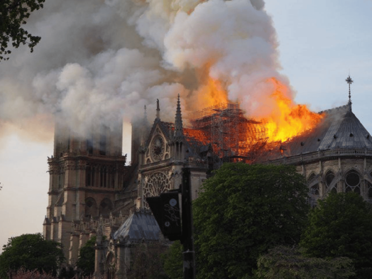 Las impactantes imágenes de Notre Dame bajo fuego