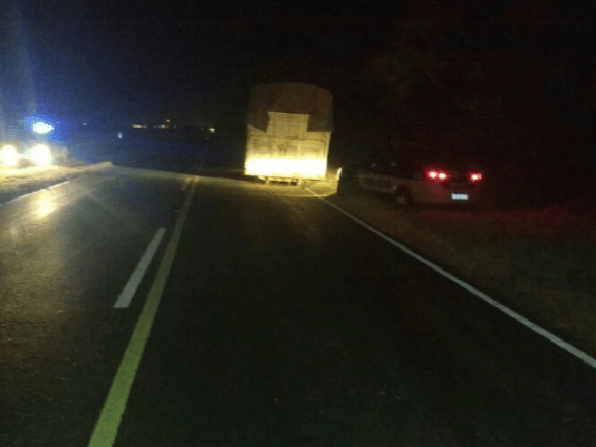 Dos muertos al chocar un auto con un camión en Córdoba