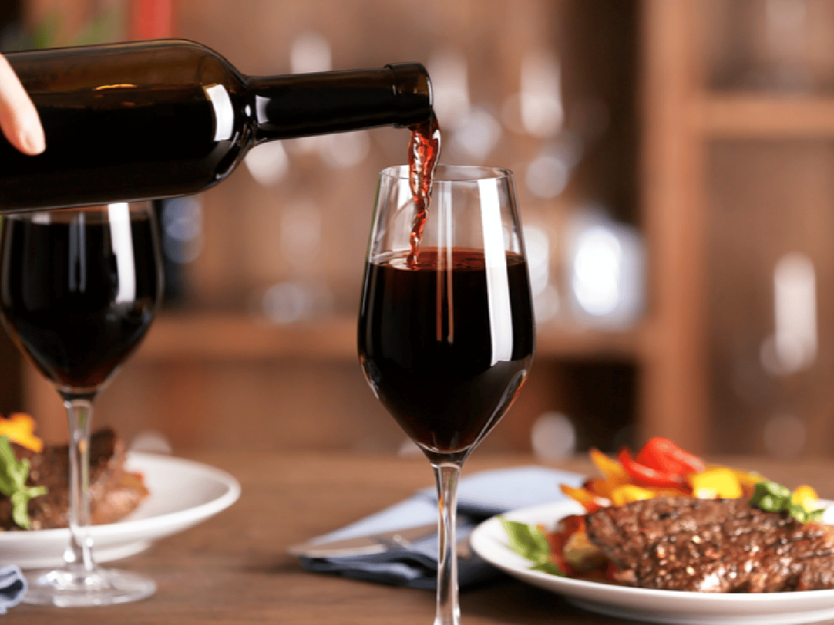 Consumo moderado de vino retrasa el envejecimiento   