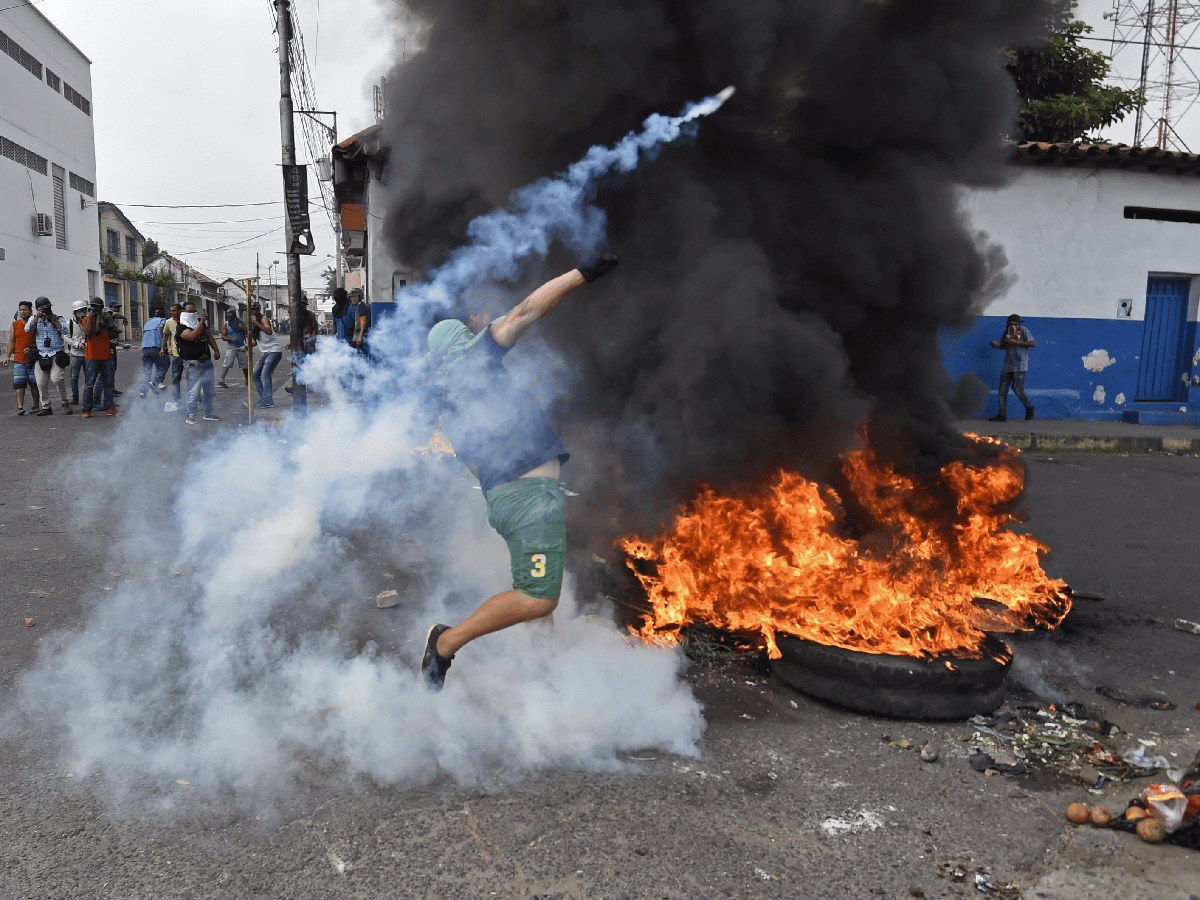 Dos muertos en fuertes disturbios en Venezuela por bloqueo a ayuda humanitaria