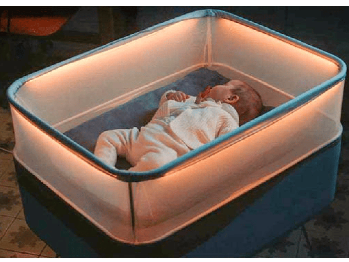 Crearon una cuna que imita el andar de un auto, para bebés que sólo duermen mientras viajan