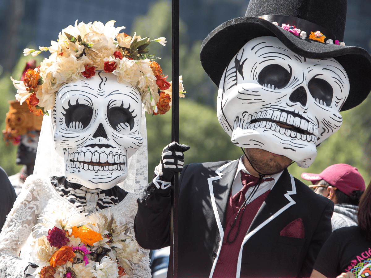México: los muertos y los vivos se reencuentran y festejan en el desfile del Día de Muertos