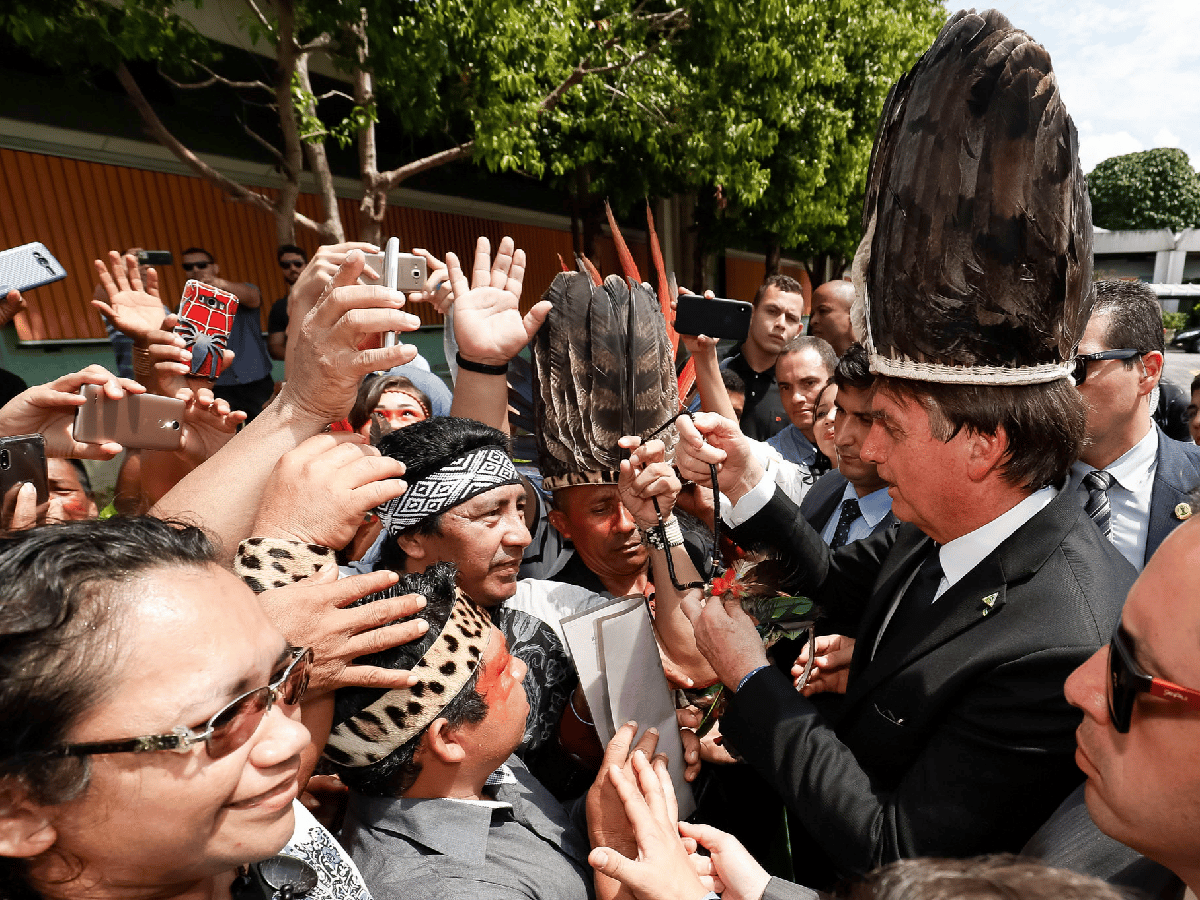 "Cada vez más el indígena es un ser humano como nosotros", dice Bolsonaro, denunciado por racista