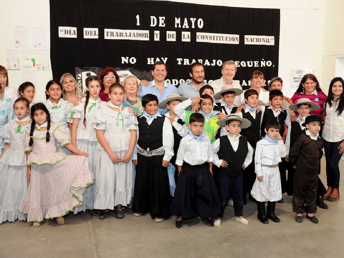Arroyito celebró el Día del Trabajador e inauguró núcleo de sanitarios en escuela rural 