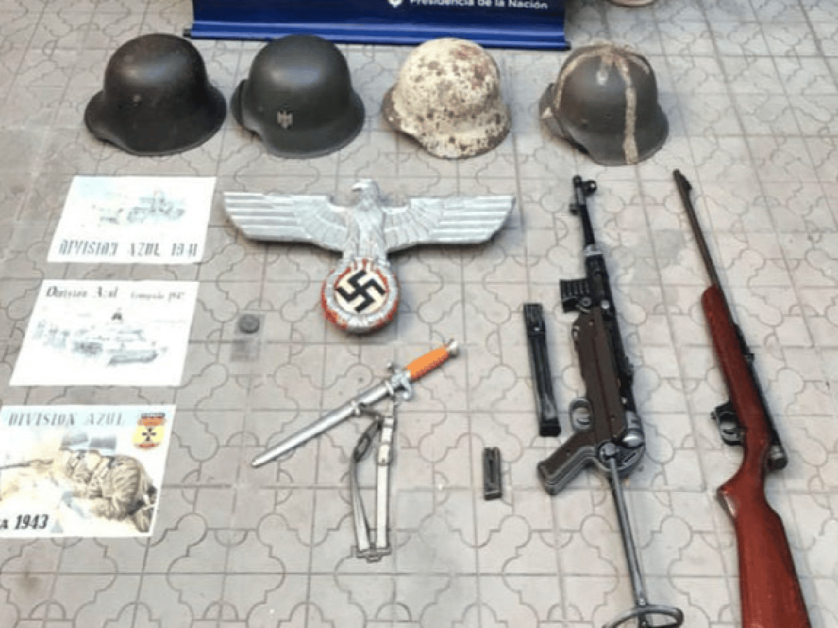 Cascos alemanes de la segunda guerra y símbolos nazis fueron incautados en Salta