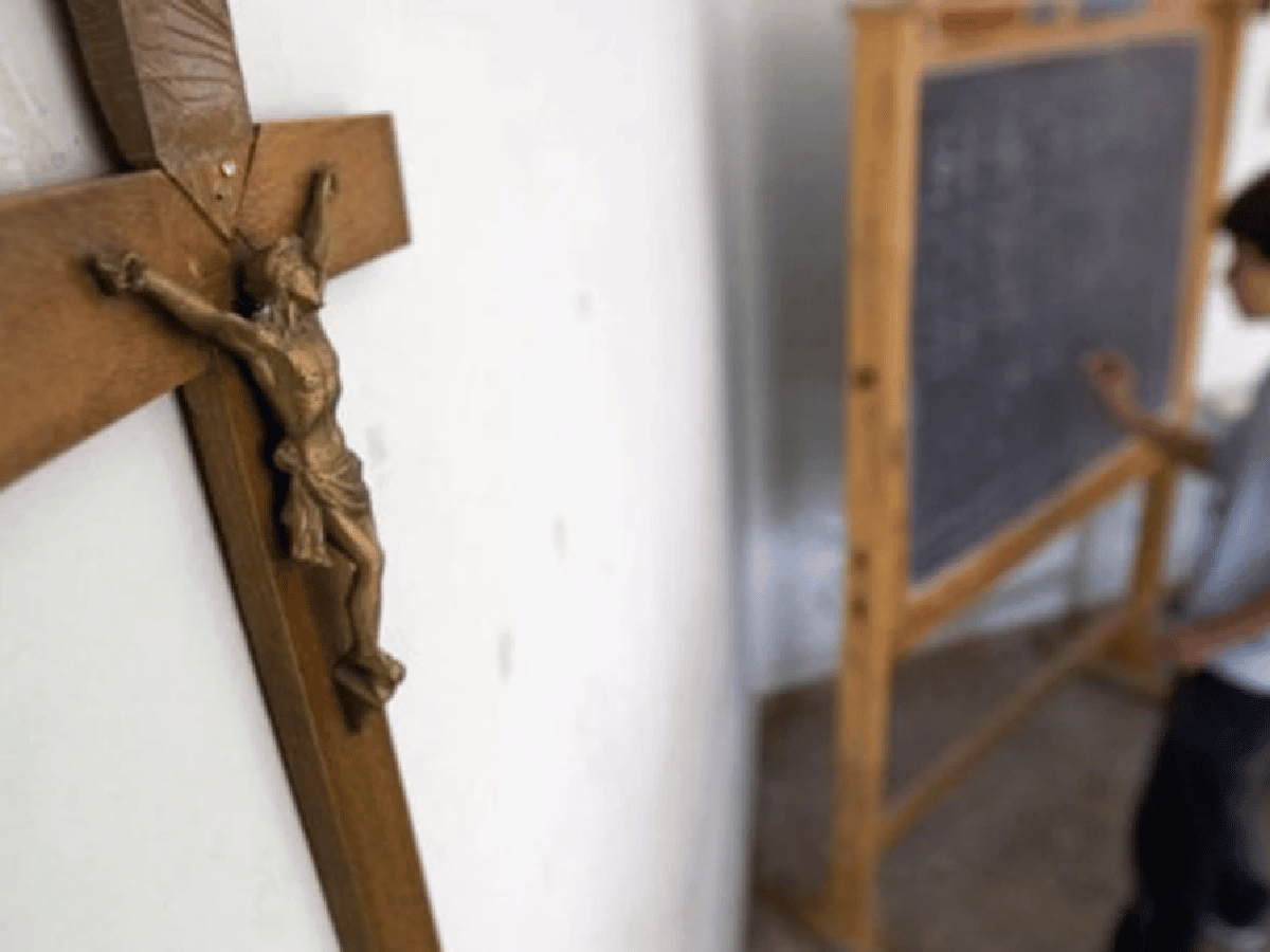 En Rosario, aprobaron la remoción de crucifijos de escuelas públicas
