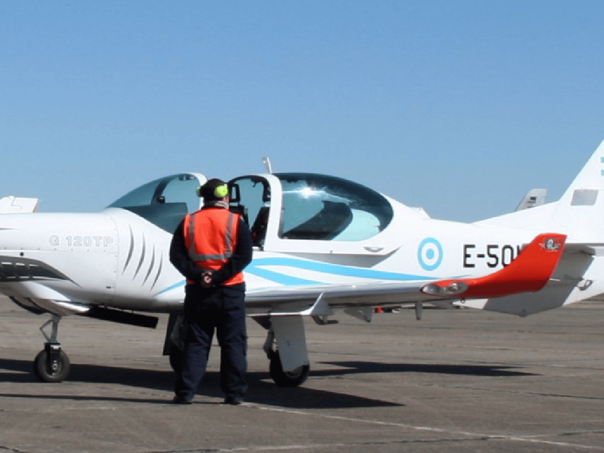 Un avión de entrenamiento se estrelló en Córdoba, pero sus pilotos lograron eyectarse 