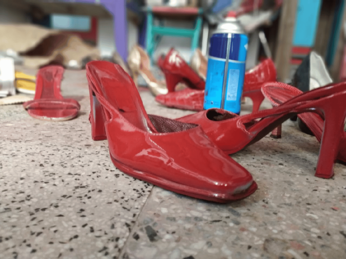 Morteros "se viste" con zapatos rojos  contra la violencia hacia las mujeres  