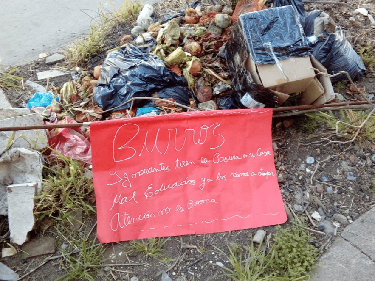 Vecinos ensucian a vecinos: "Burros, tiren la basura en su casa": 