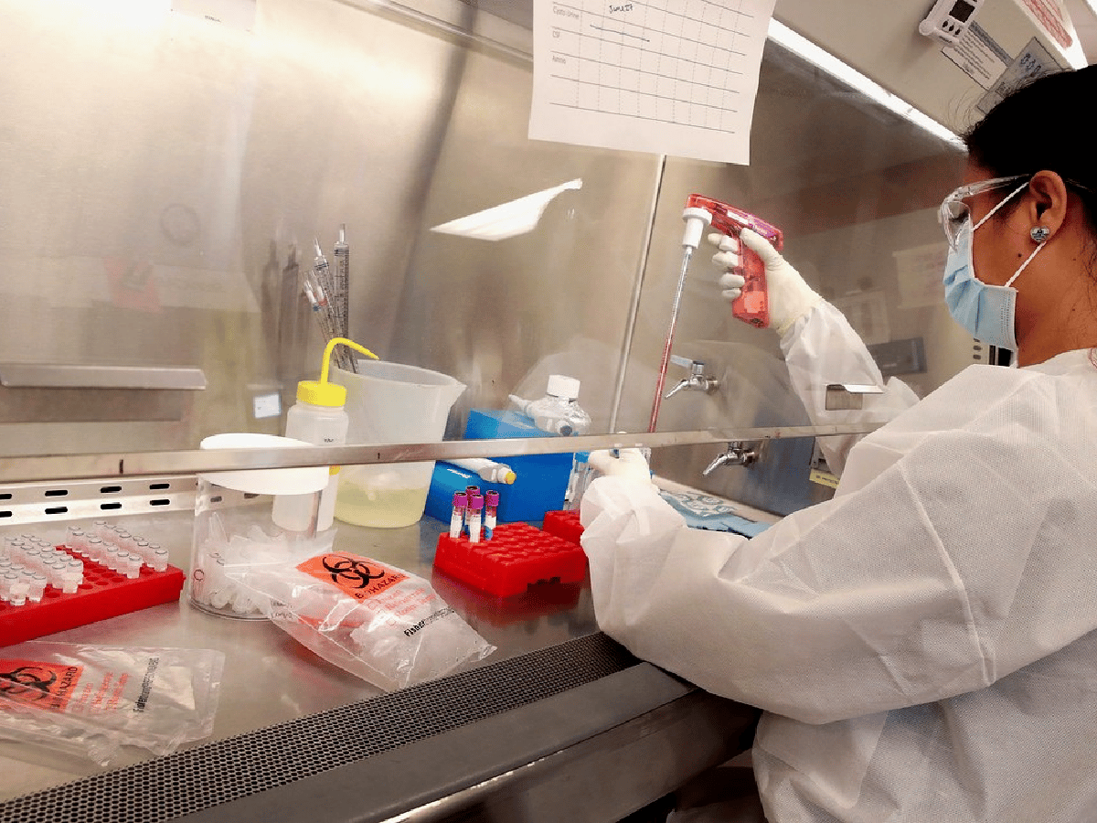 Un voluntario recibe este lunes la primera dosis experimental contra el coronavirus COVID-19