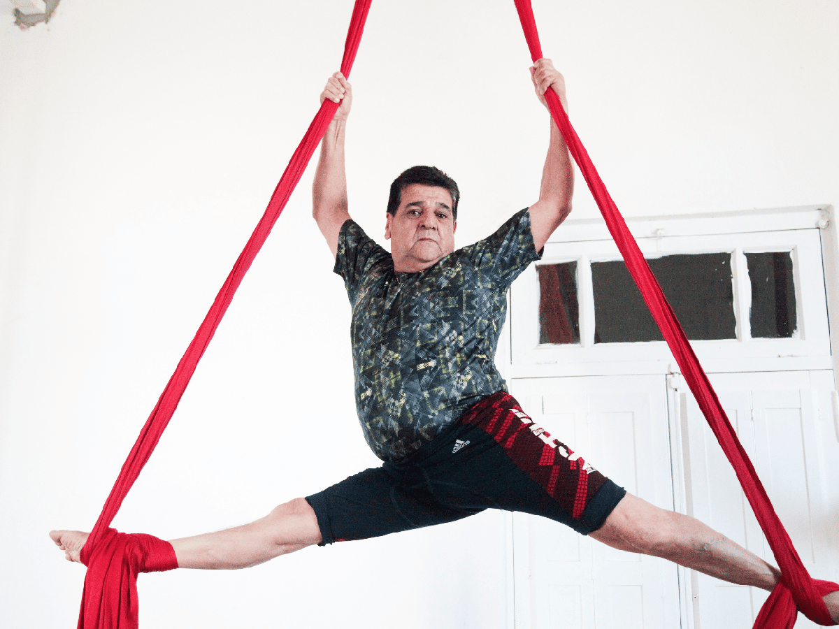 Como volar: a los 66 años José hace gimnasia con telas    