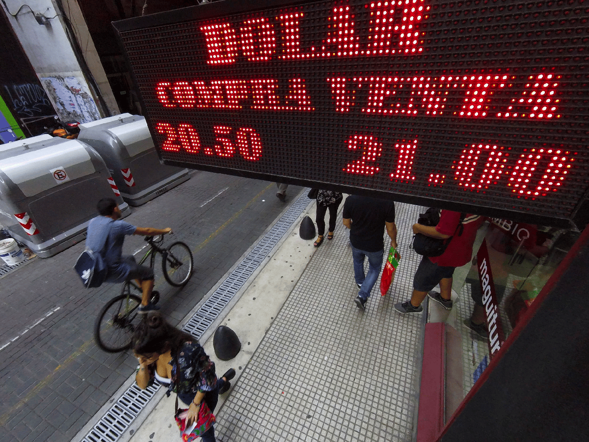 Tensión cambiaria: el BCRA subió la tasa y logró que el dólar cierre por debajo de los $21 
