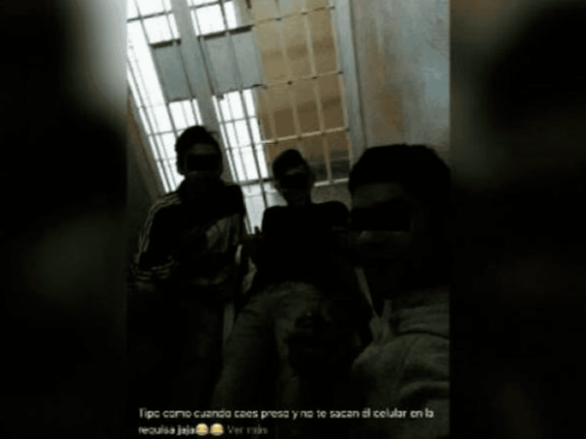 Se burlan de la policía sacándose una selfie en el calabozo