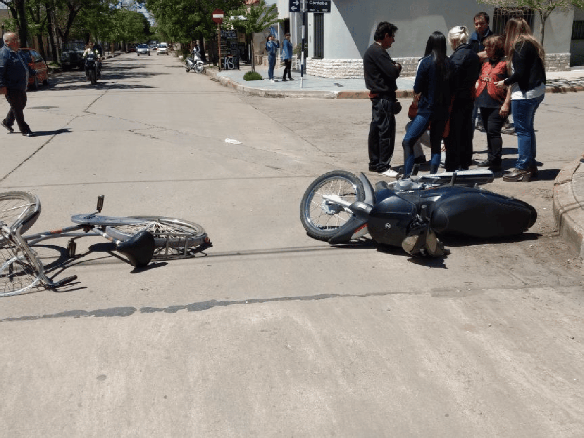 Falleció el ciclista que había chocado con una moto 
