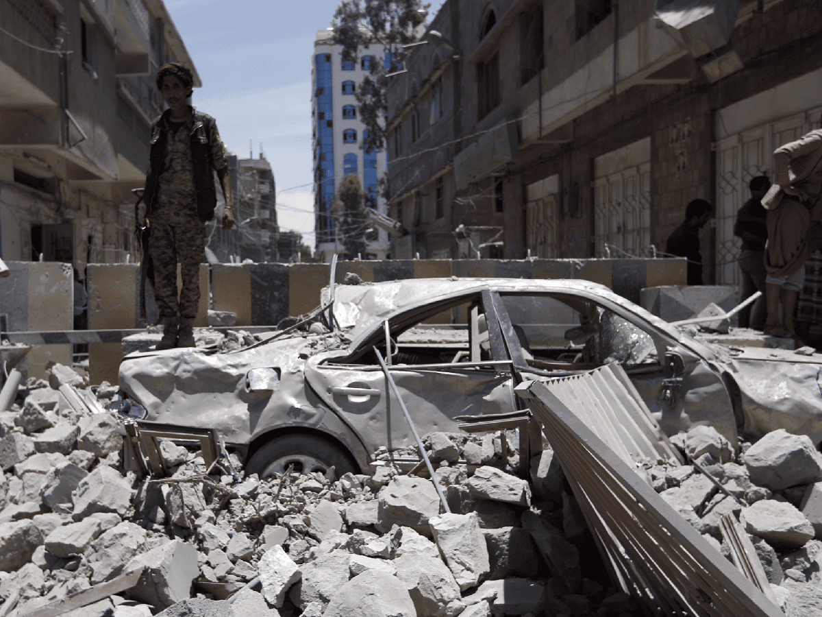 Seis muertos y 30 heridos en ataques aéreos en Saná