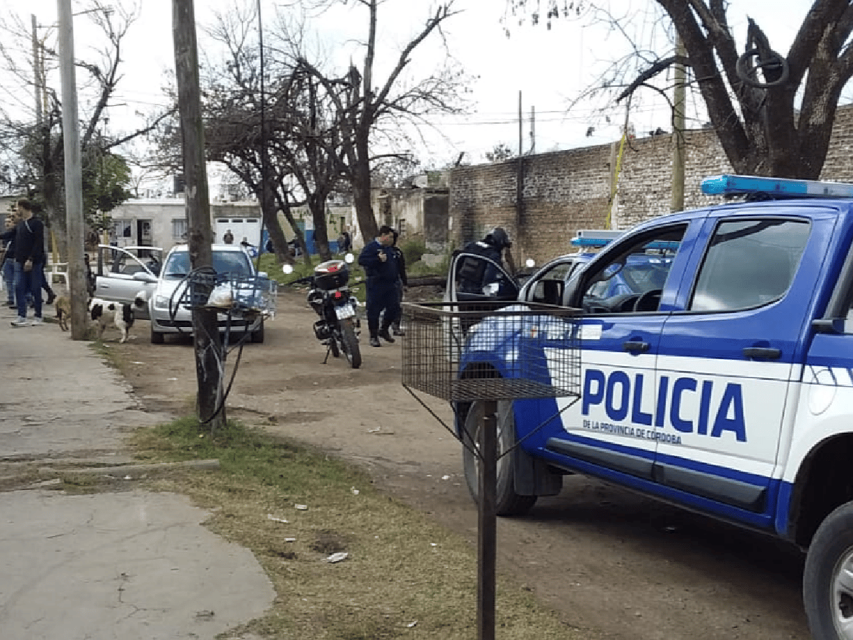 Tensión en barrio Parque: detuvieron a un prófugo y hay enfrentamiento entre policías y vecinos 