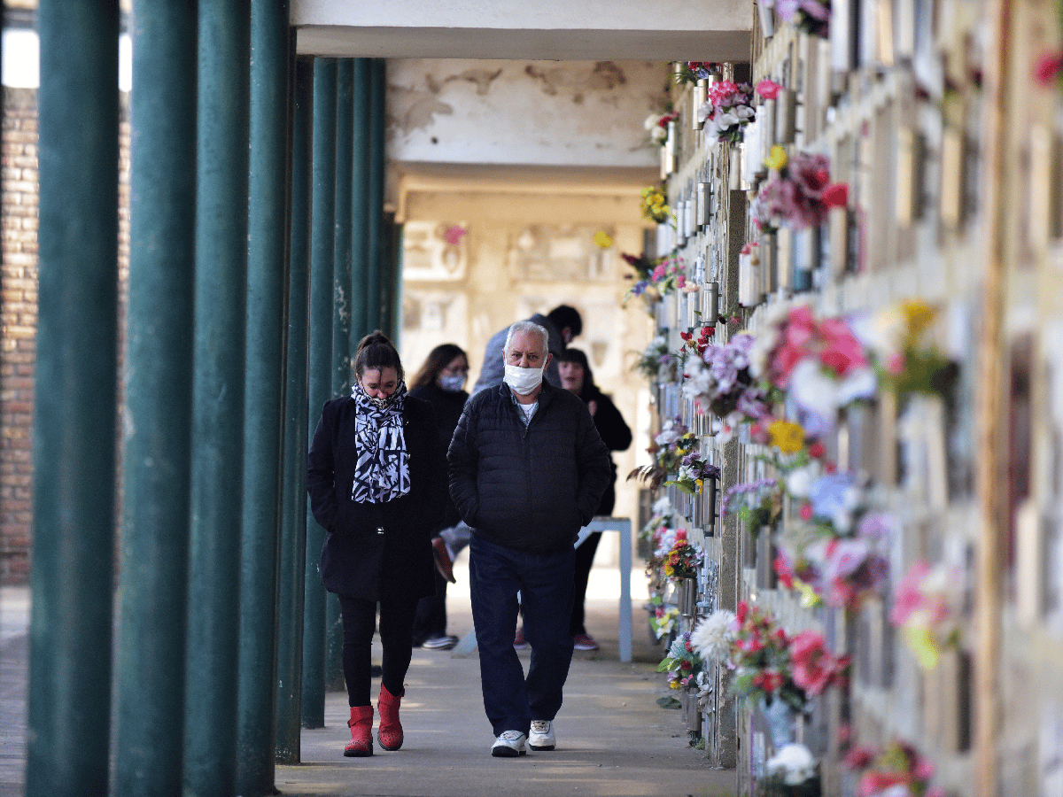 En medio de la pandemia, muchos vecinos visitaron el cementerio en el Día del Padre