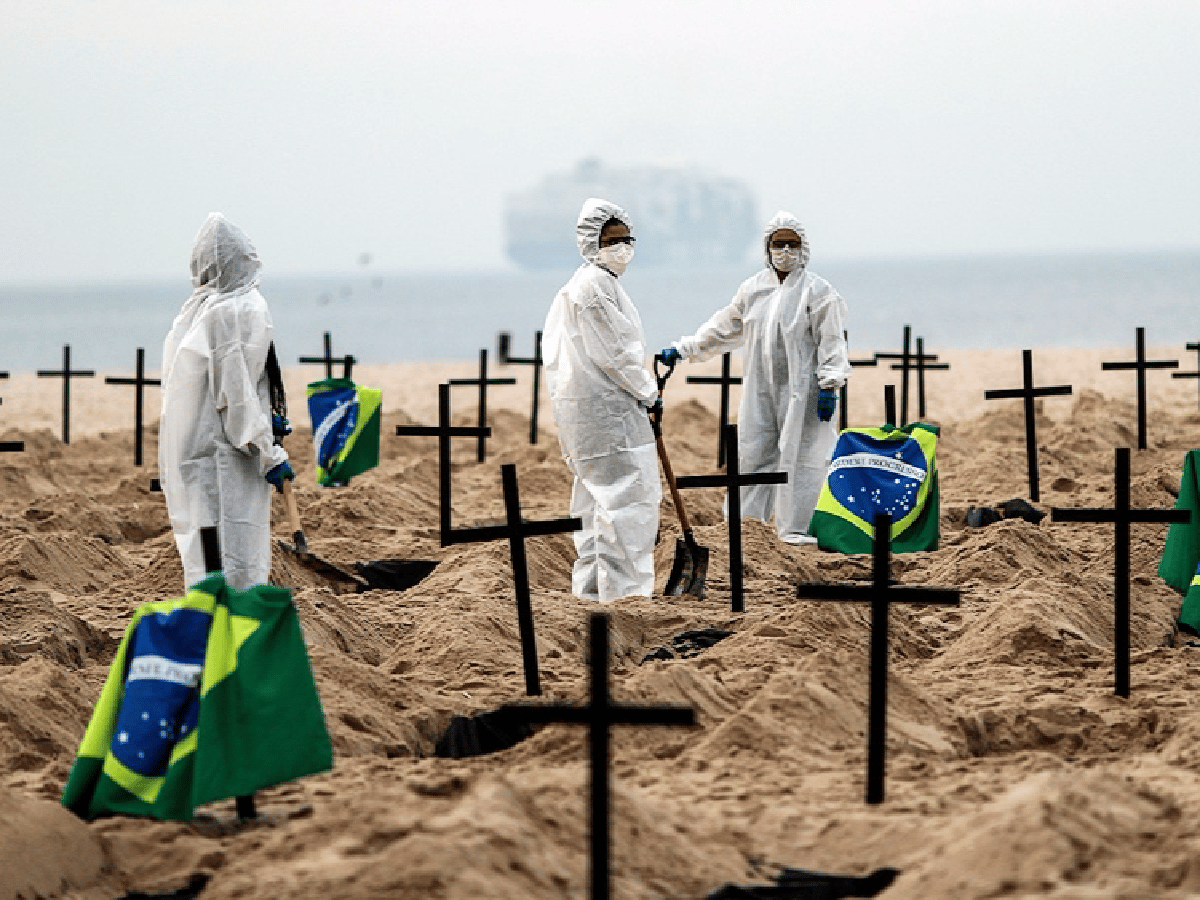 Impactante protesta contra Bolsonaro: cavan fosas comunes en una playa de Copacabana