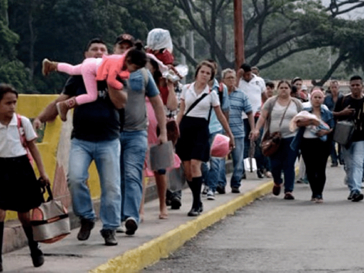 Más de 15.000 venezolanos quieren regresar a su país desde Colombia