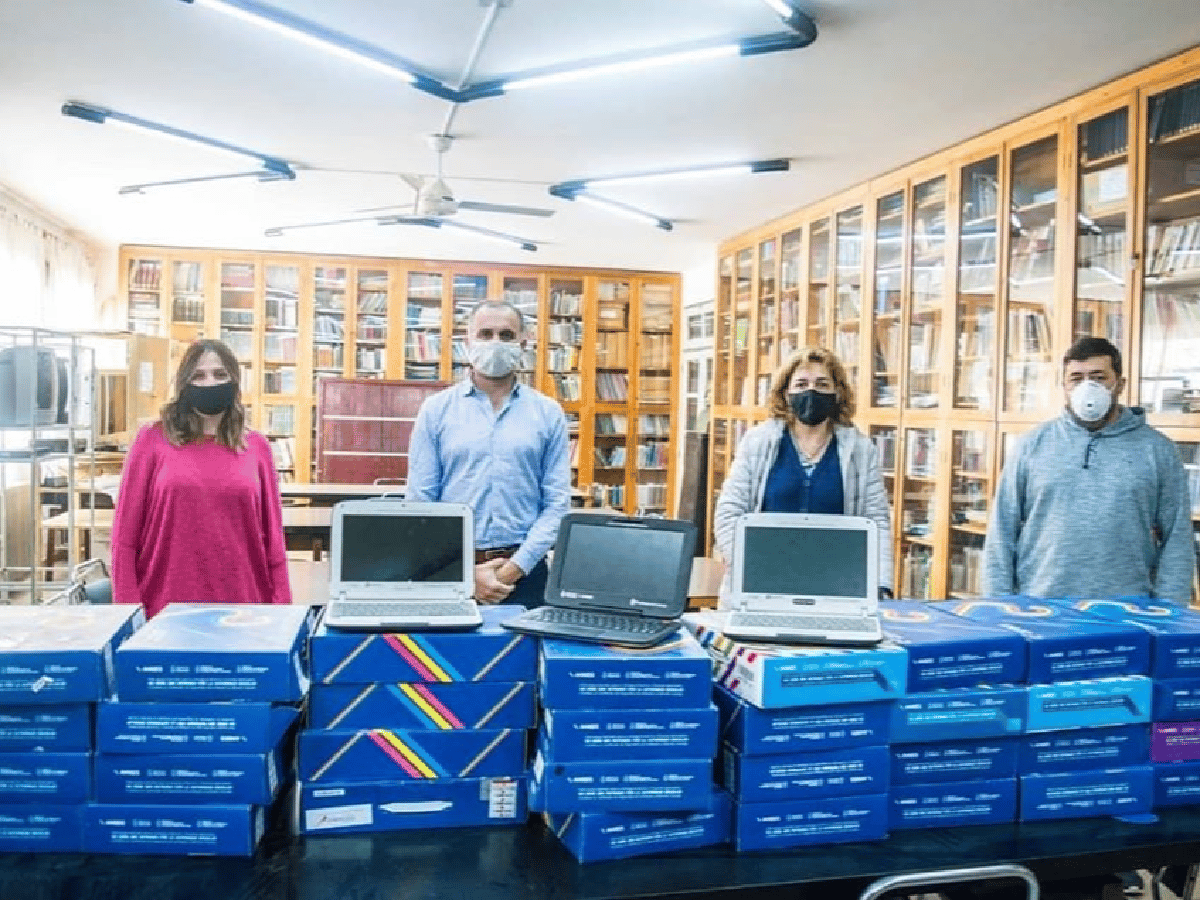 En Las Varillas el municipio repara netbooks para entregarlas a los alumnos