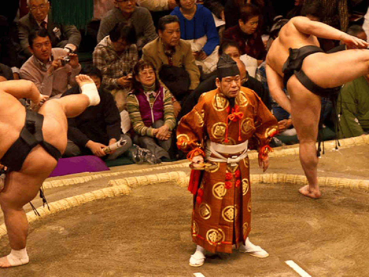 En Japón, el sumo arranca su temporada con público en los estadios