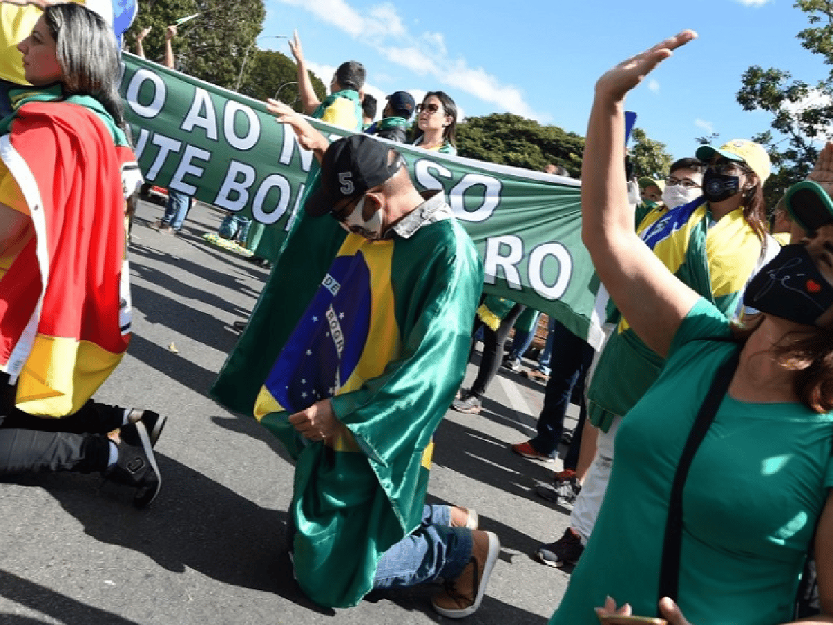 Todavía enfermo de coronavirus, Bolsonaro recibió a simpatizantes en la residencia presidencial