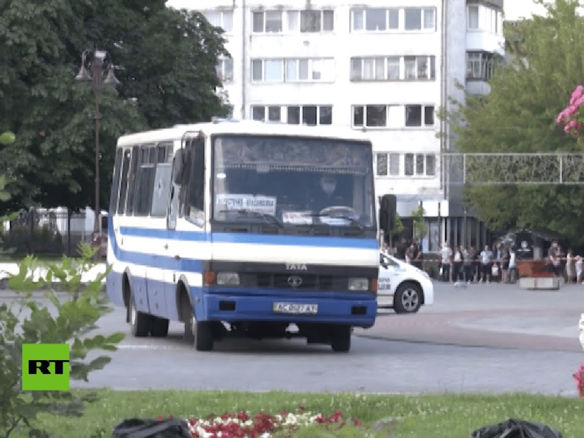 Ucrania: secuestró un colectivo con 20 pasajeros y amenaza con hacerlo explotar