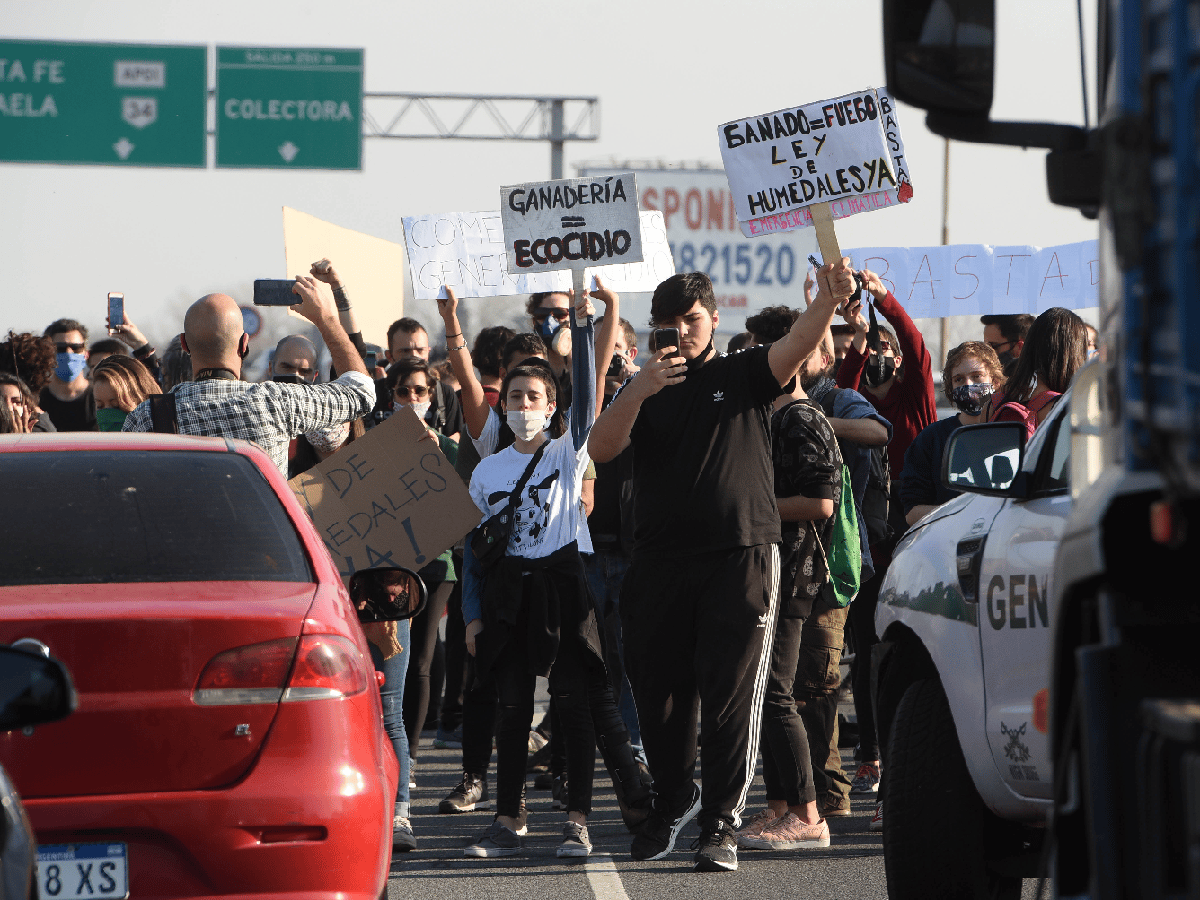 Cortaron el puente Rosario-Victoria en protesta por las quemas en las islas del Delta