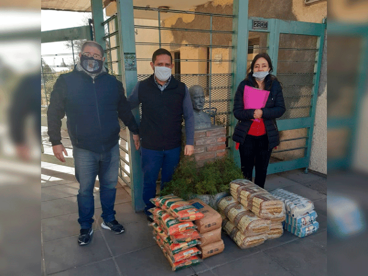  Empleados de comercio donaron alimentos al Cottolengo 