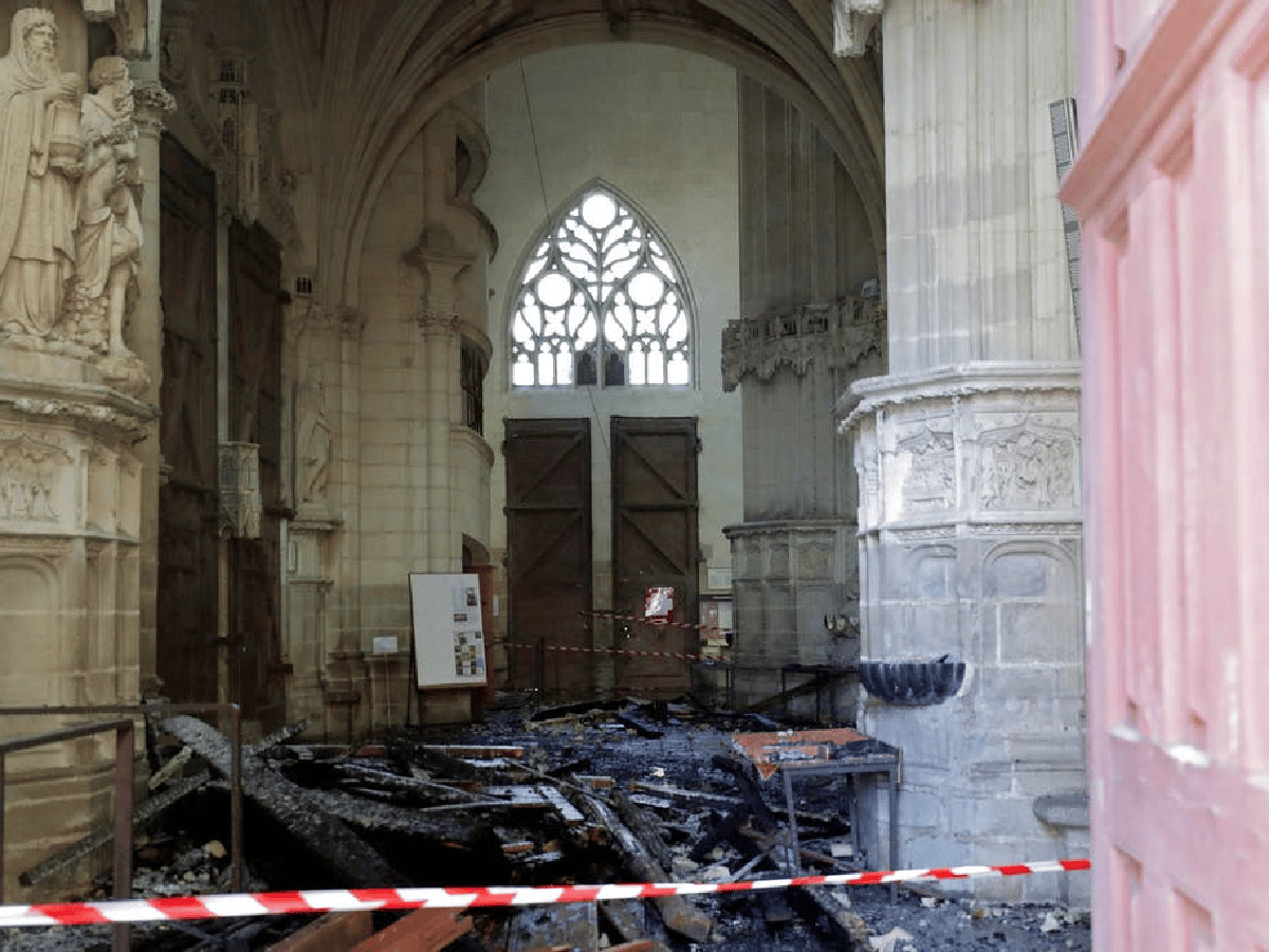 Se incendió la catedral gótica de Nantes y abren una investigación