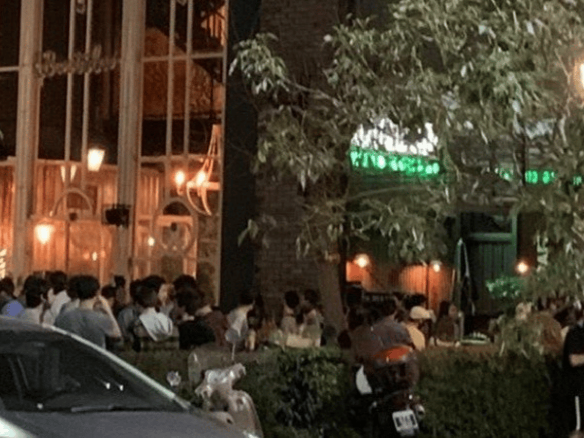 Clausuraron un bar en Recoleta: en la puerta se juntaban decenas de jóvenes