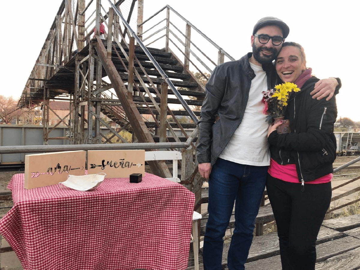 Emocionante: le pidió matrimonio  debajo del puente del ferrocarril
