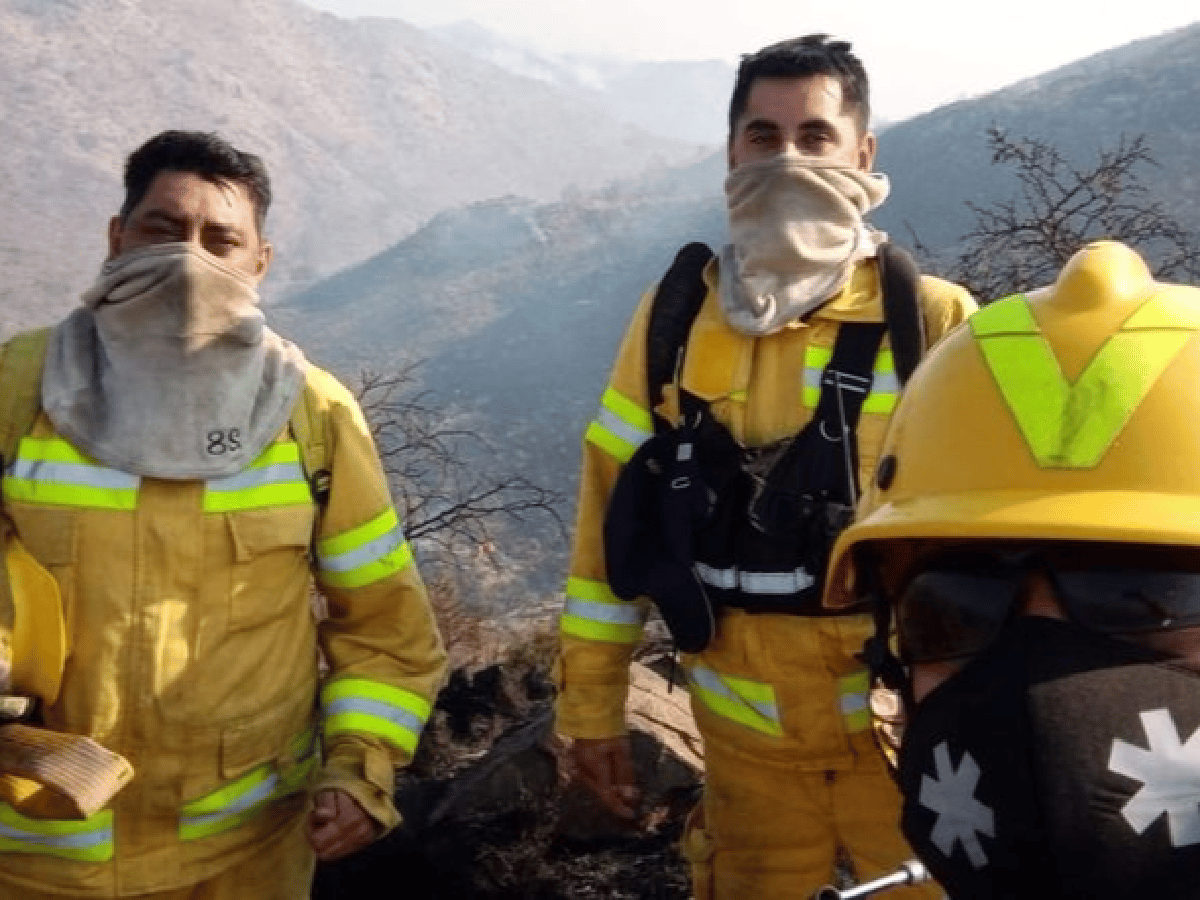 Volvieron bomberos de la región tras el recambio por  los incendios en las Sierras