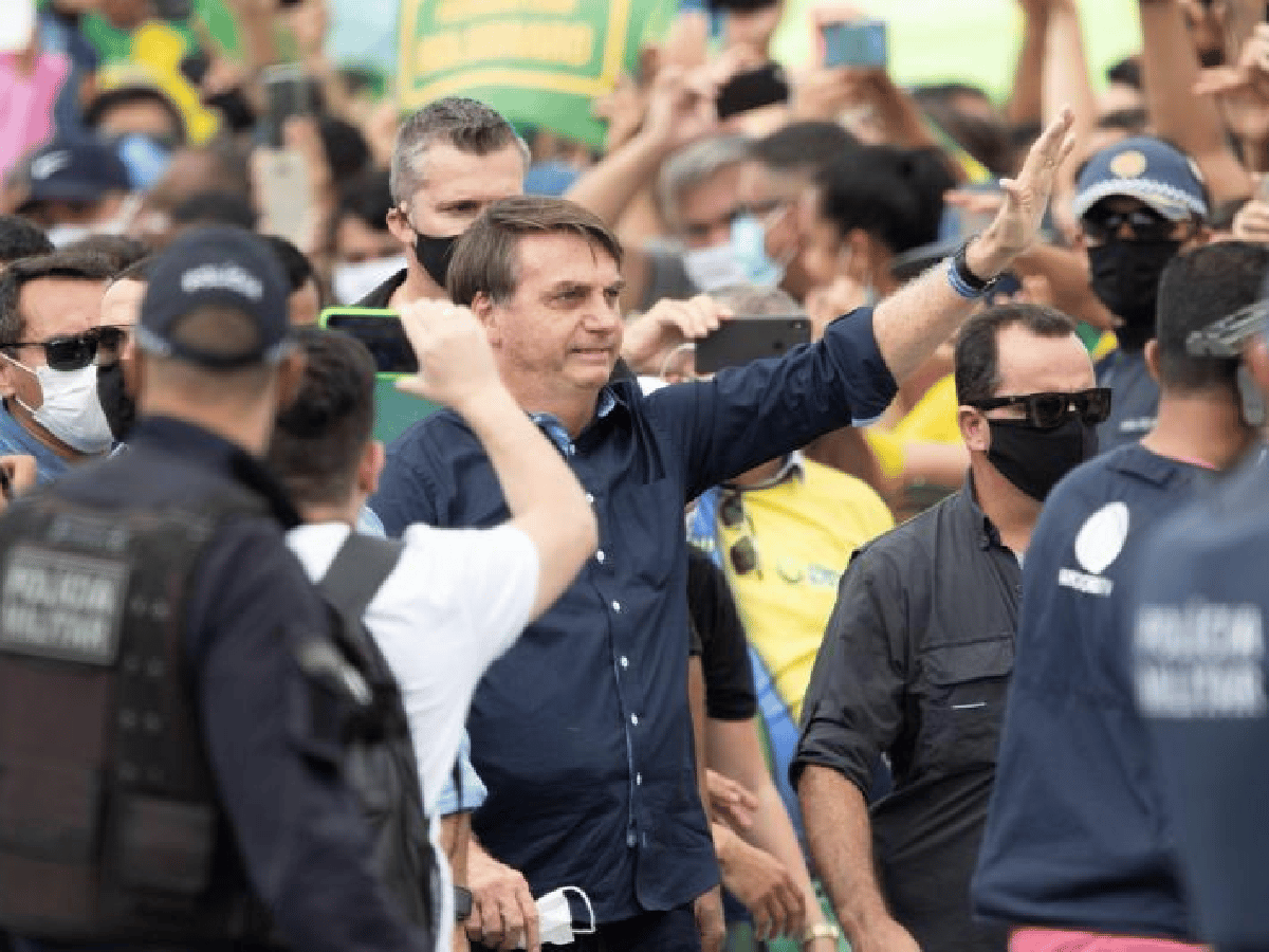 Bolsonaro volvió a caminar entre la gente sin tapaboca