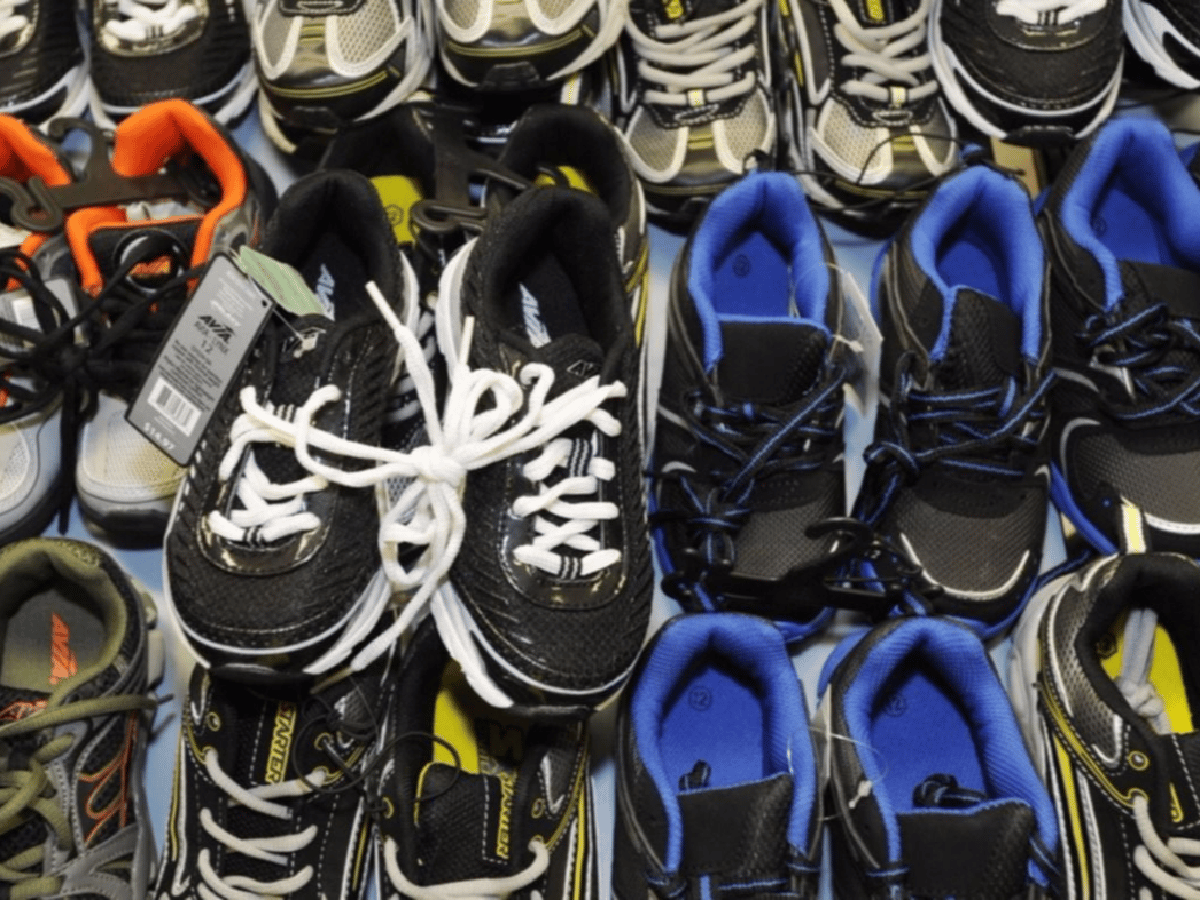 Morteros: empleados de la cooperativa compran 500 pares de zapatillas para niños de merenderos        