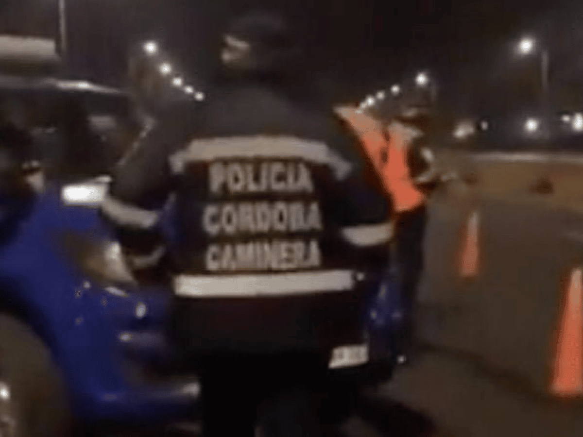 Video: la repudiable reacción de un policía de la Caminera contra un conductor