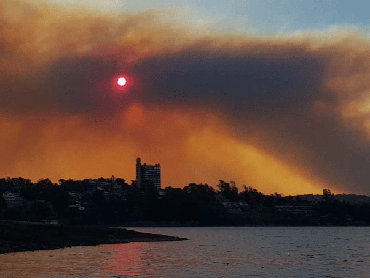 Tanti: bomberos combaten un incendio de grandes proporciones en esa localidad