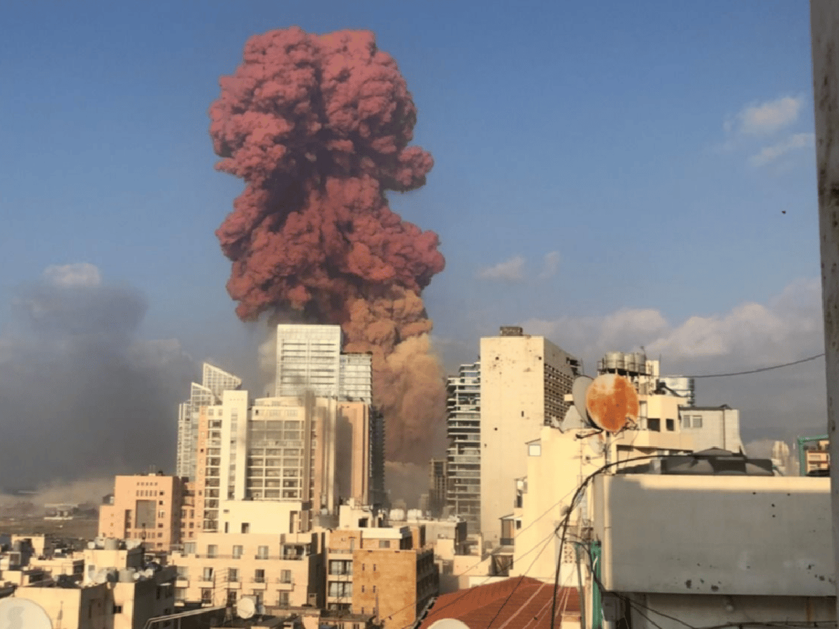 Así fue la impresionante explosión en el puerto de Beirut: estalló un depósito y hay cientos de heridos