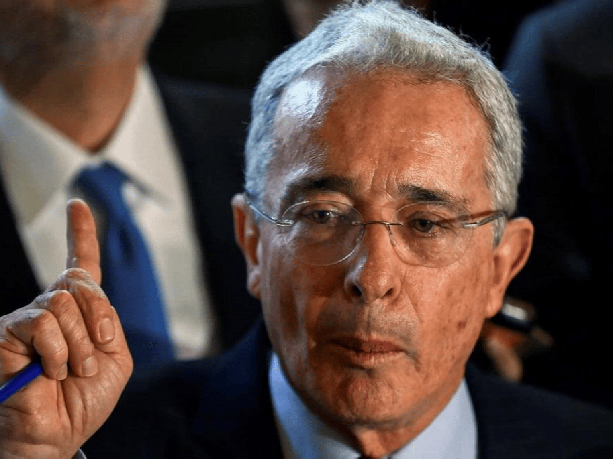 Colombia: en su primer día de prisión domiciliaria, Uribe da positivo de Covid
