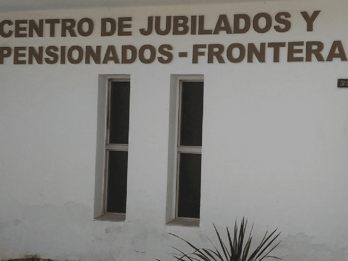 Entregan bolsones a jubilados de Frontera