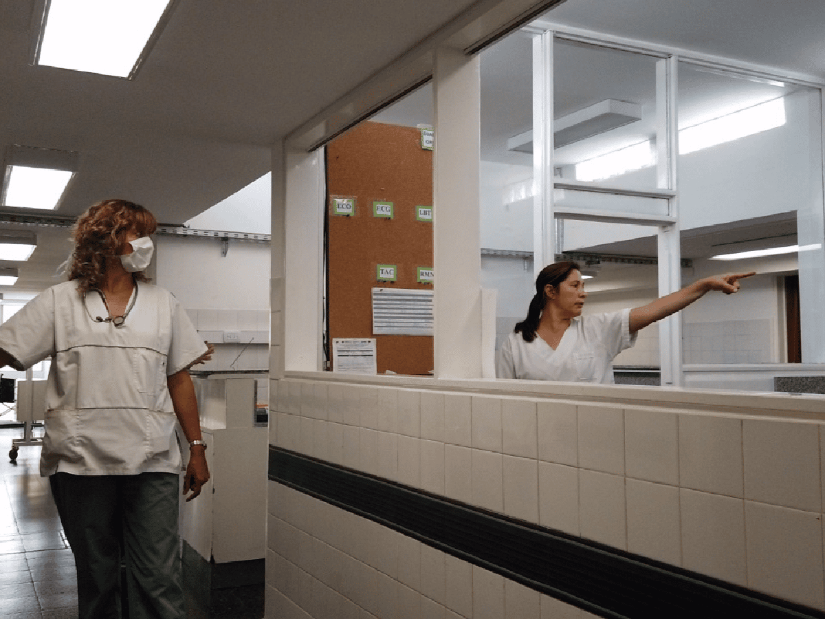 Médicos y enfermeras aislados en el Hospital por un caso positivo de covid-19 