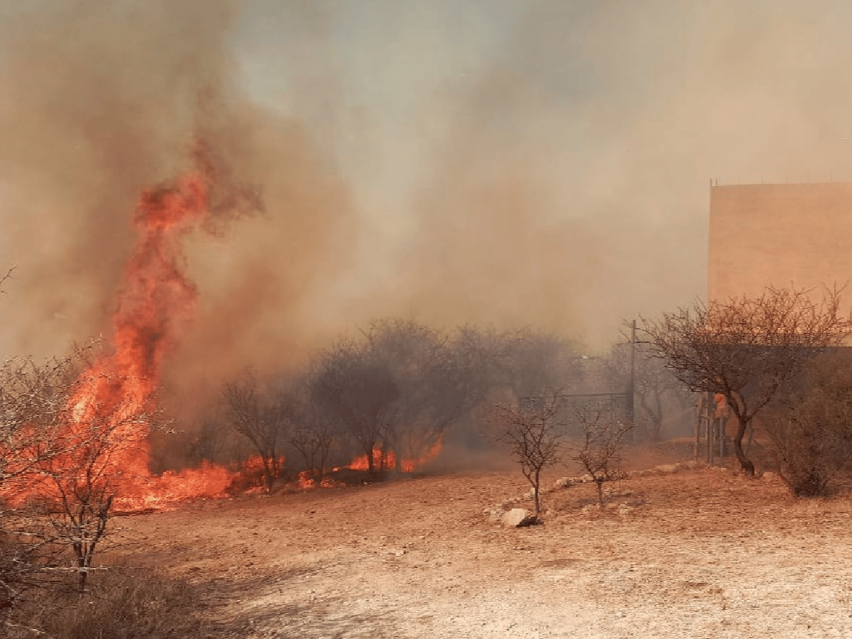 Combaten un incendio en Traslasierra: hay bomberos heridos